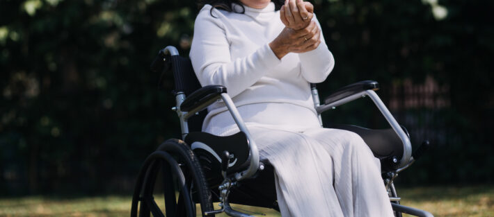 Kobieta po udarze mózgu siedząca na wózku inwalidzkim