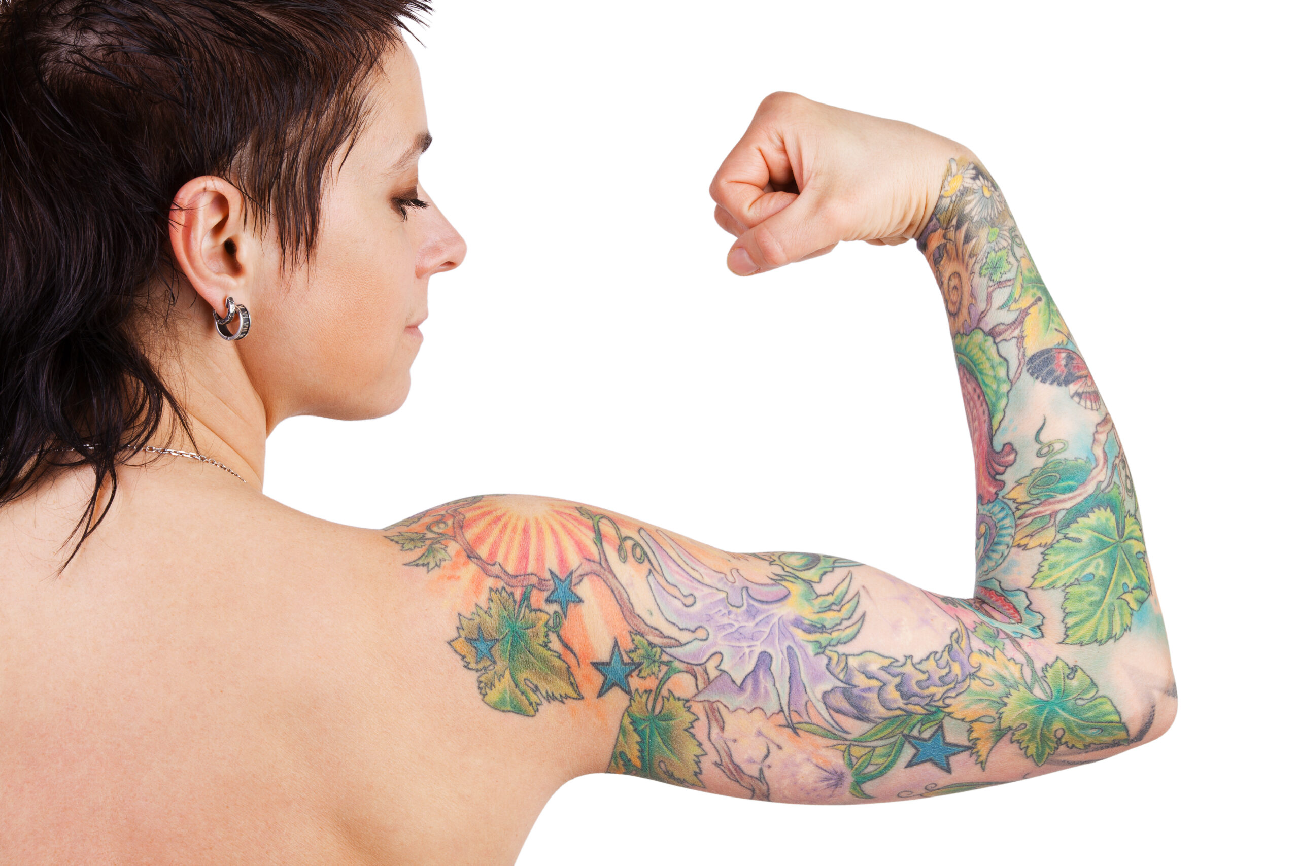 Kobieta z tatuażem na bicepsie