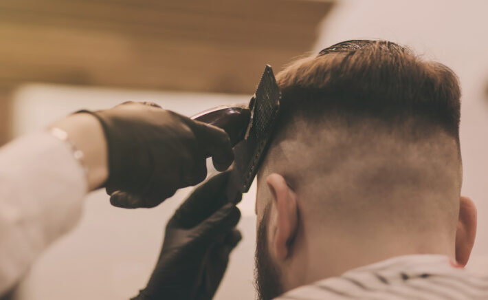 Mężczyzna robiący undercut u fryzjera