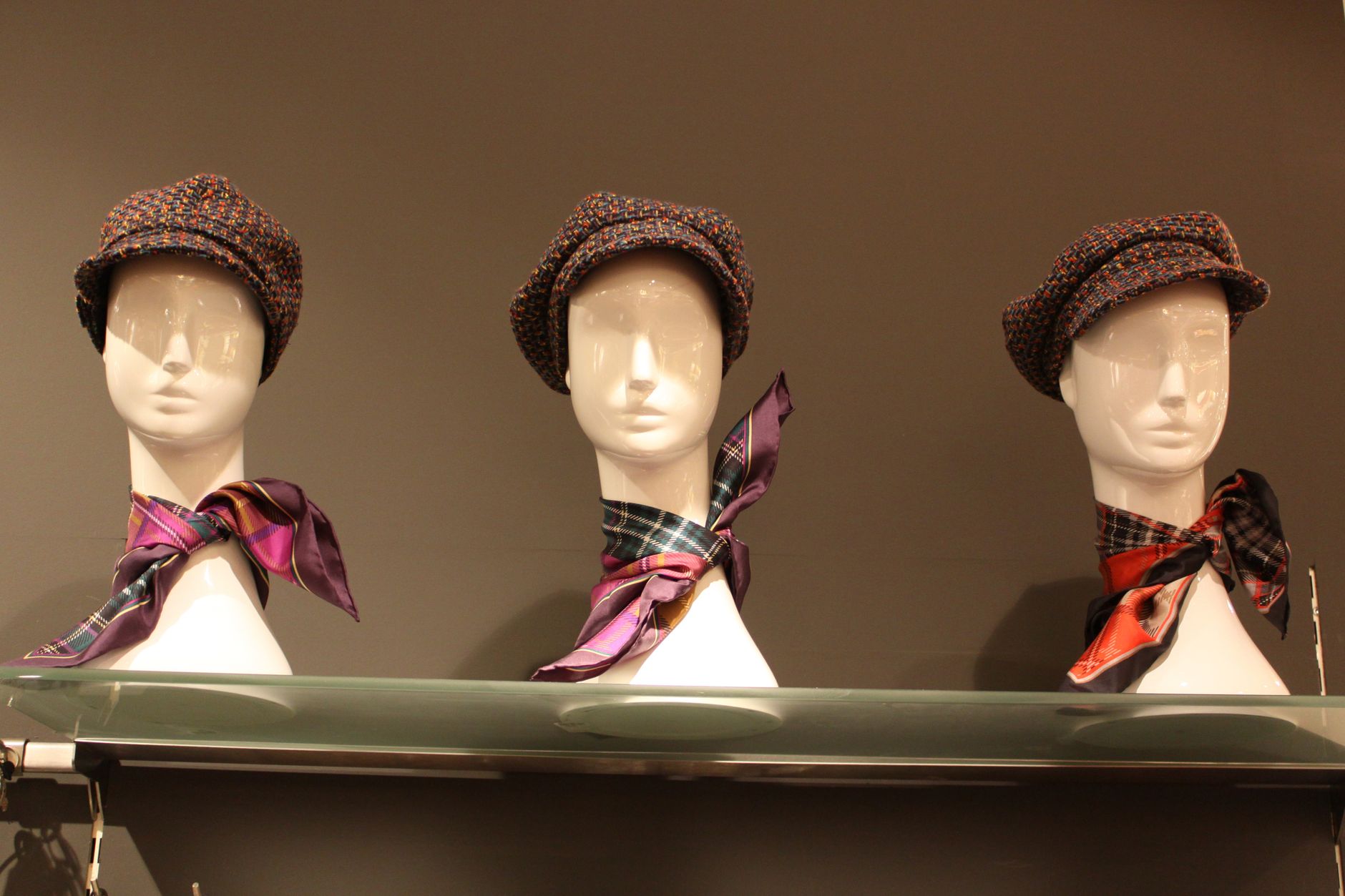 Jak wiązać apaszkę na szyi? 6 prostych sposobów krok po kroku